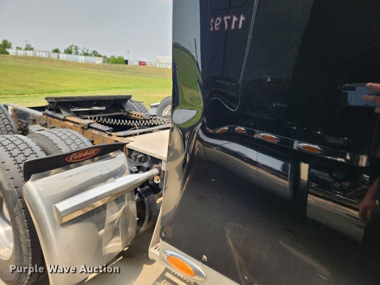 image for item LX9718 2015 Peterbilt 579  semi truck