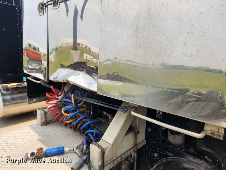 image for item LX9718 2015 Peterbilt 579  semi truck