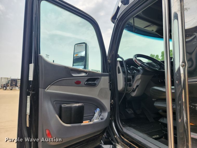 image for item LX9718 2015 Peterbilt 579  semi truck