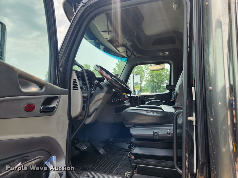 image for item LX9718 2015 Peterbilt 579  semi truck