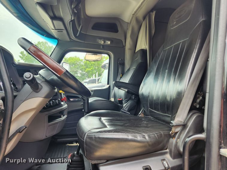 image for item LX9718 2015 Peterbilt 579  semi truck