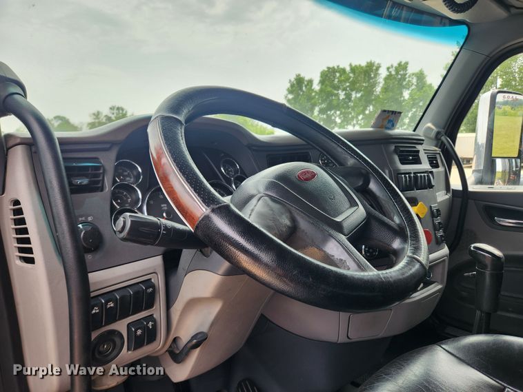image for item LX9718 2015 Peterbilt 579  semi truck