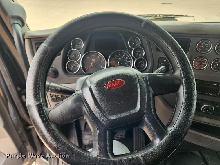 image for item LX9718 2015 Peterbilt 579  semi truck
