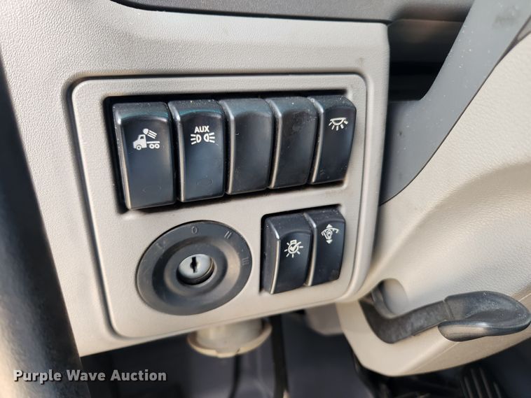 image for item LX9718 2015 Peterbilt 579  semi truck