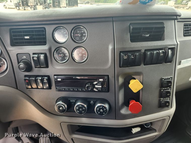 image for item LX9718 2015 Peterbilt 579  semi truck