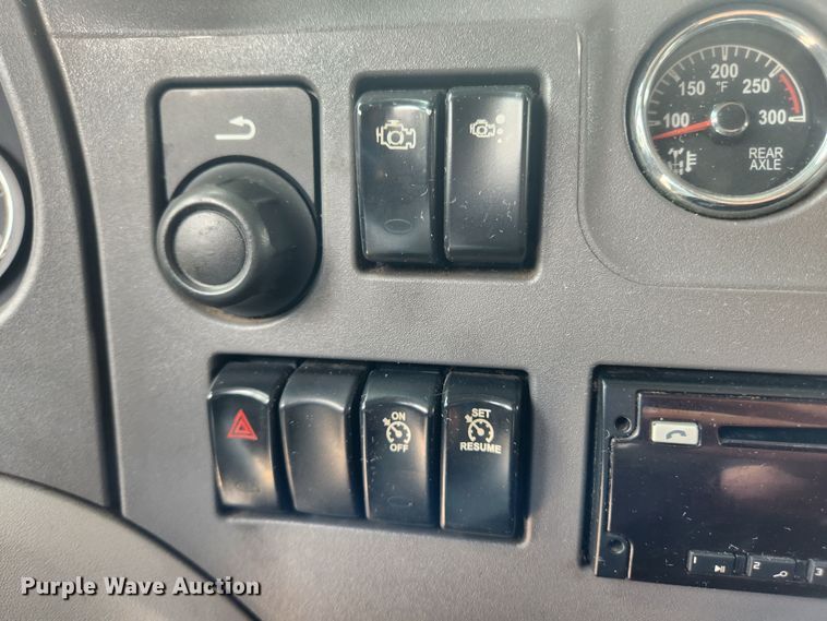 image for item LX9718 2015 Peterbilt 579  semi truck