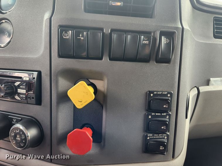 image for item LX9718 2015 Peterbilt 579  semi truck