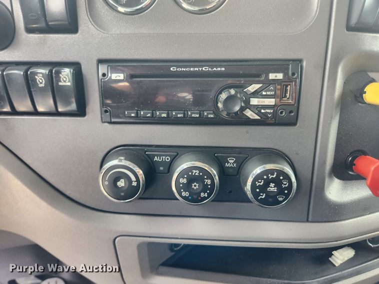 image for item LX9718 2015 Peterbilt 579  semi truck