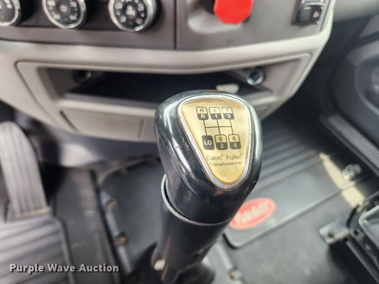 image for item LX9718 2015 Peterbilt 579  semi truck