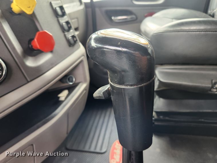 image for item LX9718 2015 Peterbilt 579  semi truck