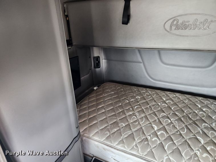 image for item LX9718 2015 Peterbilt 579  semi truck
