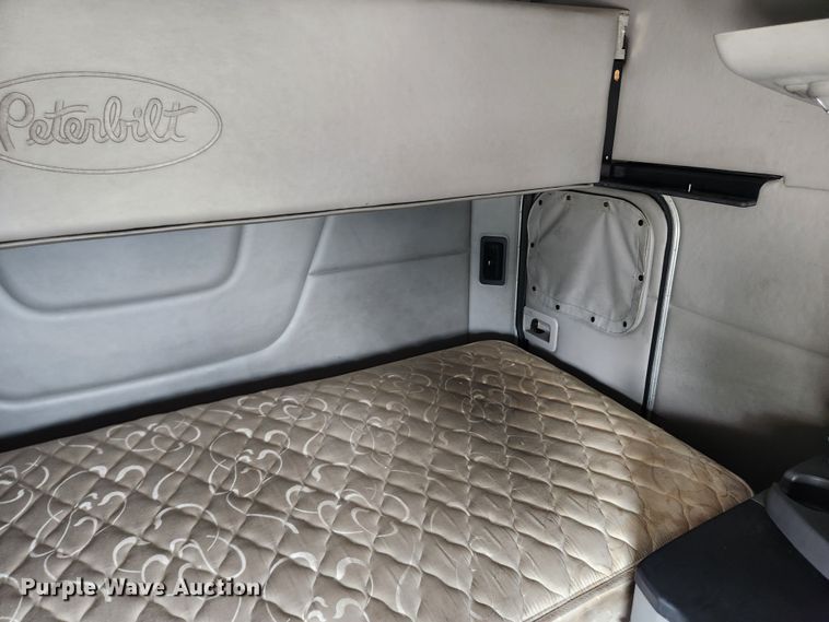 image for item LX9718 2015 Peterbilt 579  semi truck