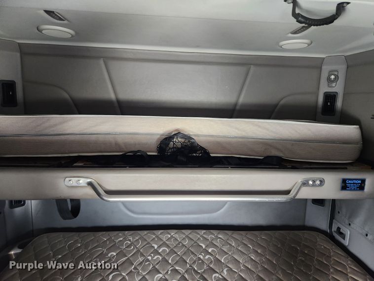 image for item LX9718 2015 Peterbilt 579  semi truck