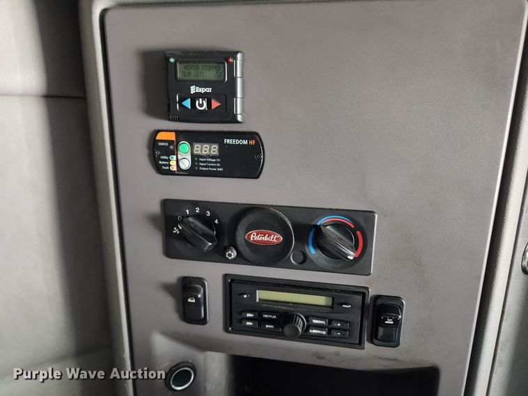 image for item LX9718 2015 Peterbilt 579  semi truck