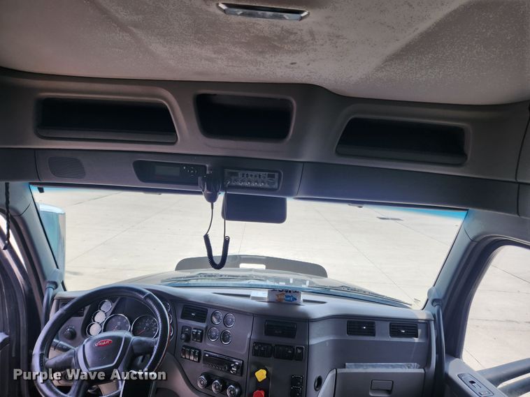 image for item LX9718 2015 Peterbilt 579  semi truck