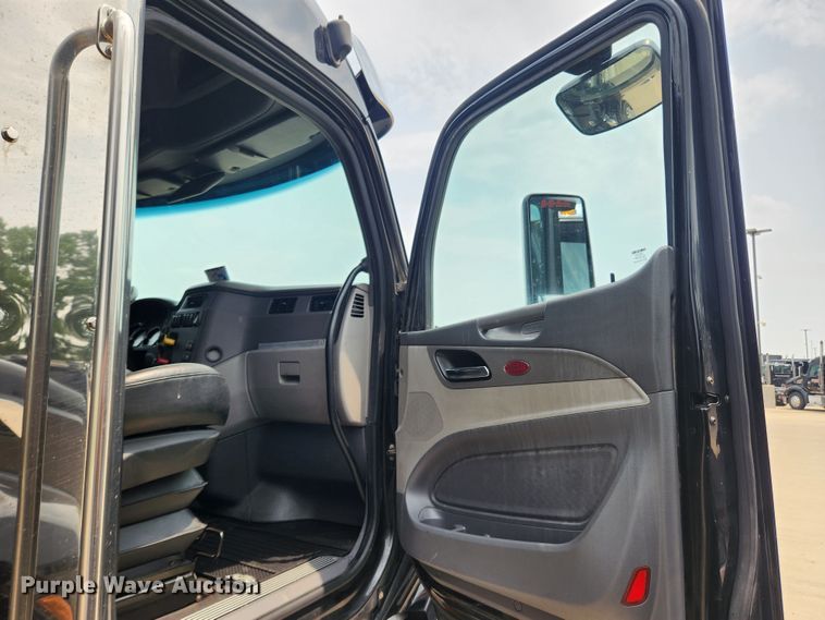 image for item LX9718 2015 Peterbilt 579  semi truck