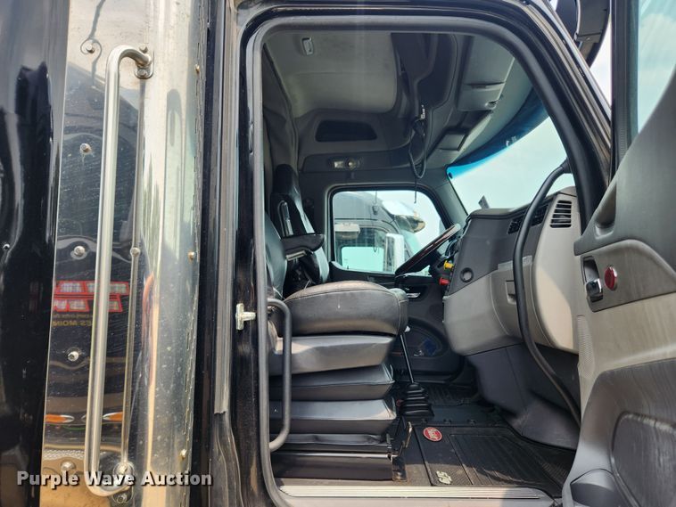 image for item LX9718 2015 Peterbilt 579  semi truck