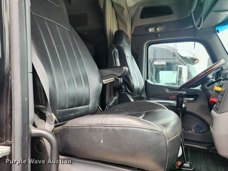 image for item LX9718 2015 Peterbilt 579  semi truck