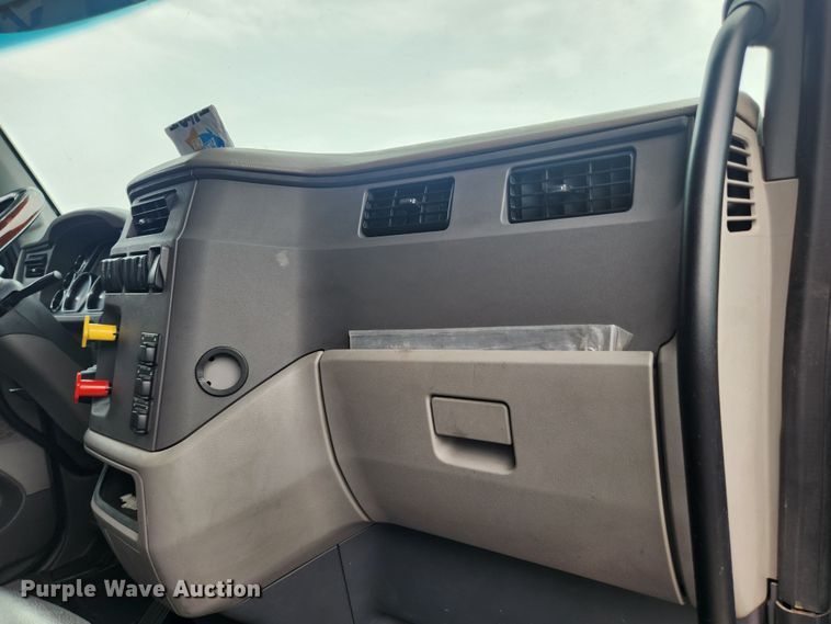 image for item LX9718 2015 Peterbilt 579  semi truck