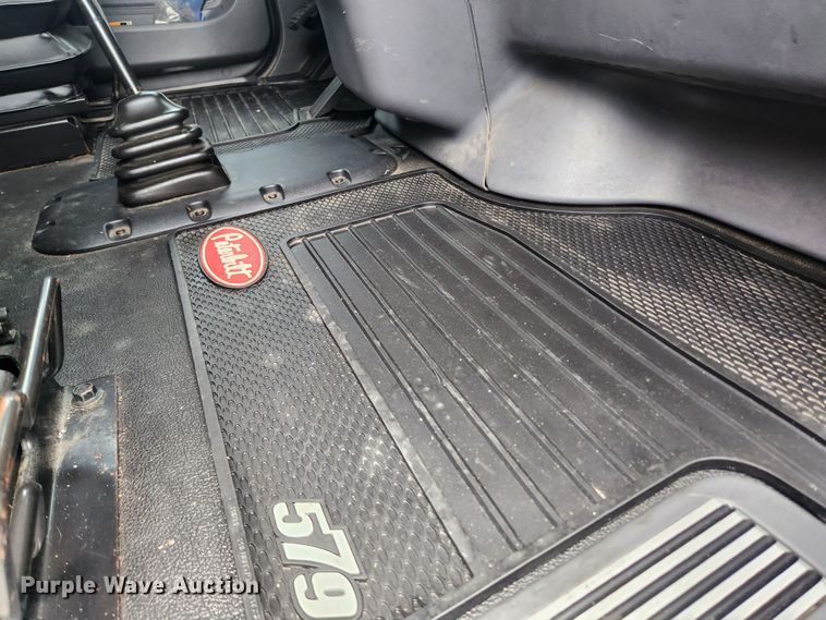 image for item LX9718 2015 Peterbilt 579  semi truck