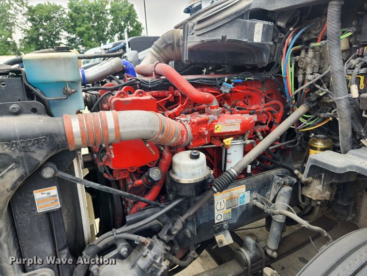 image for item LX9718 2015 Peterbilt 579  semi truck