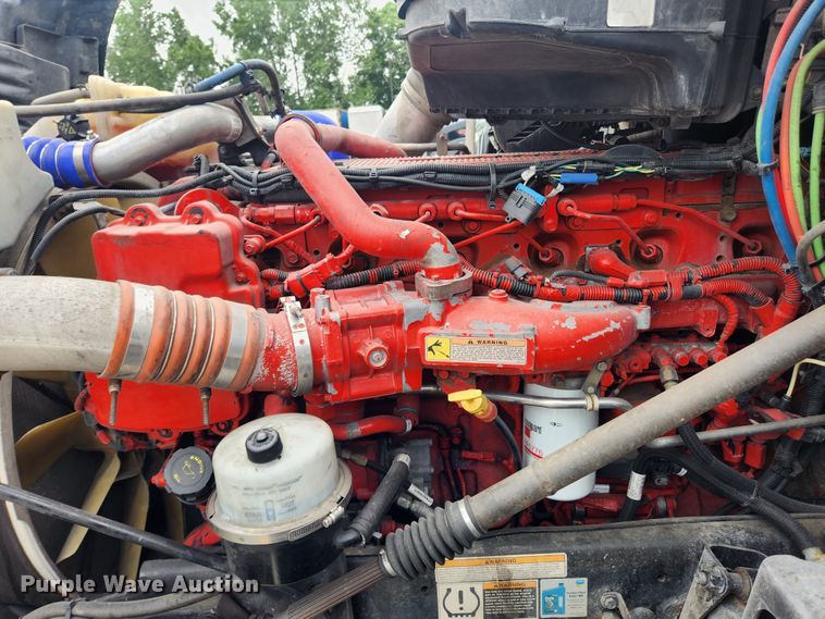 image for item LX9718 2015 Peterbilt 579  semi truck