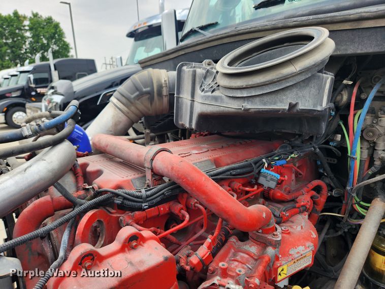 image for item LX9718 2015 Peterbilt 579  semi truck