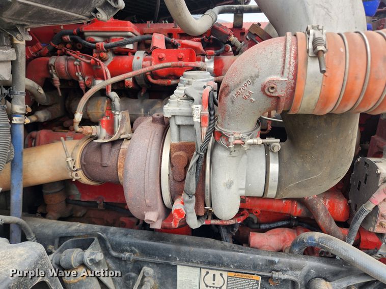 image for item LX9718 2015 Peterbilt 579  semi truck