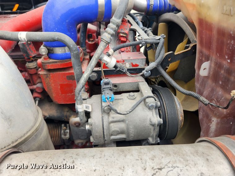 image for item LX9718 2015 Peterbilt 579  semi truck