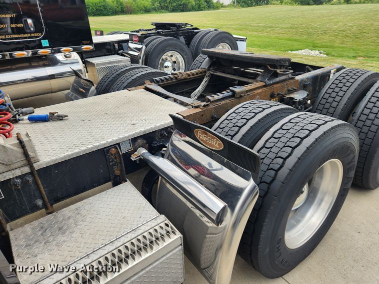 image for item LX9718 2015 Peterbilt 579  semi truck