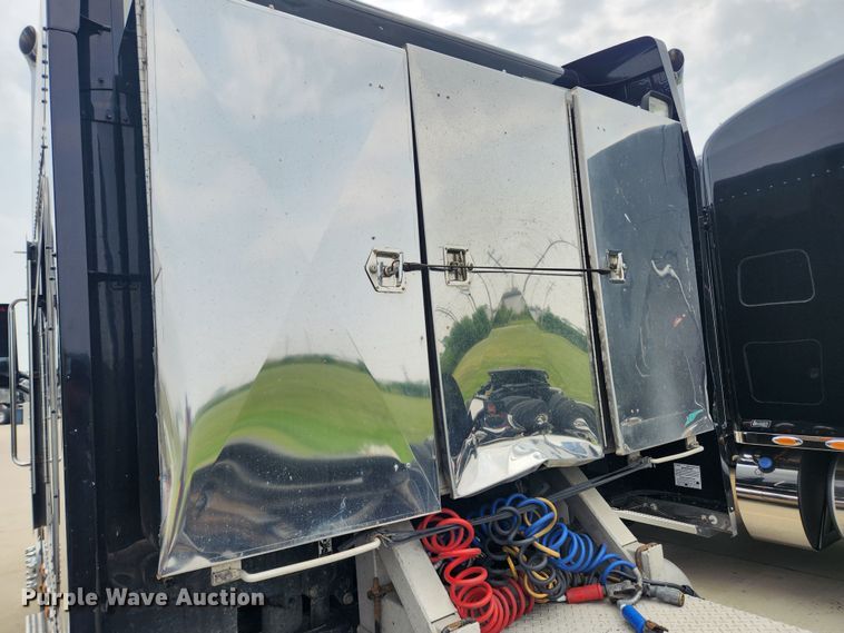 image for item LX9718 2015 Peterbilt 579  semi truck