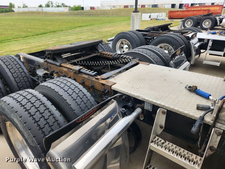 image for item LX9718 2015 Peterbilt 579  semi truck