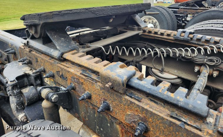 image for item LX9718 2015 Peterbilt 579  semi truck