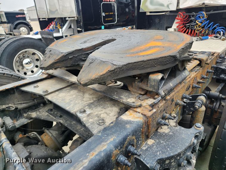 image for item LX9718 2015 Peterbilt 579  semi truck