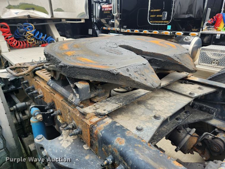 image for item LX9718 2015 Peterbilt 579  semi truck