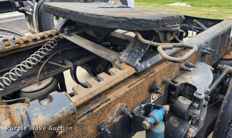 image for item LX9718 2015 Peterbilt 579  semi truck