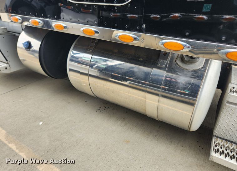 image for item LX9718 2015 Peterbilt 579  semi truck