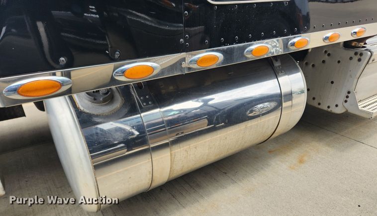 image for item LX9718 2015 Peterbilt 579  semi truck