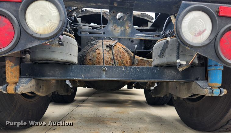 image for item LX9718 2015 Peterbilt 579  semi truck