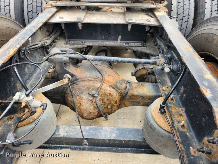 image for item LX9718 2015 Peterbilt 579  semi truck