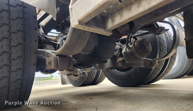 image for item LX9718 2015 Peterbilt 579  semi truck