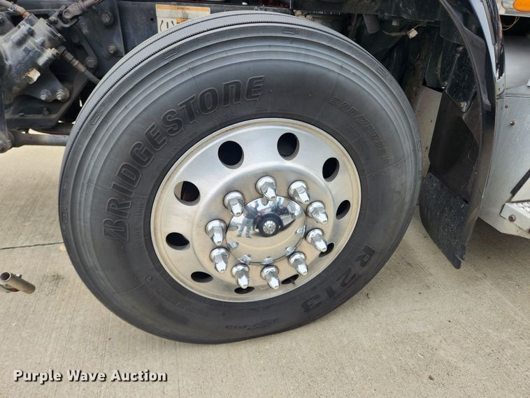 image for item LX9718 2015 Peterbilt 579  semi truck