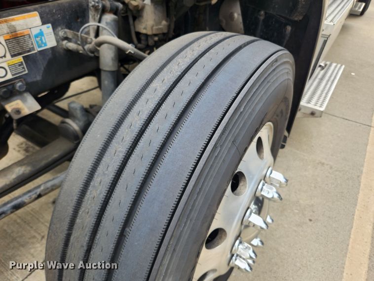 image for item LX9718 2015 Peterbilt 579  semi truck