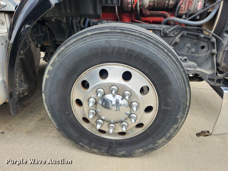 image for item LX9718 2015 Peterbilt 579  semi truck