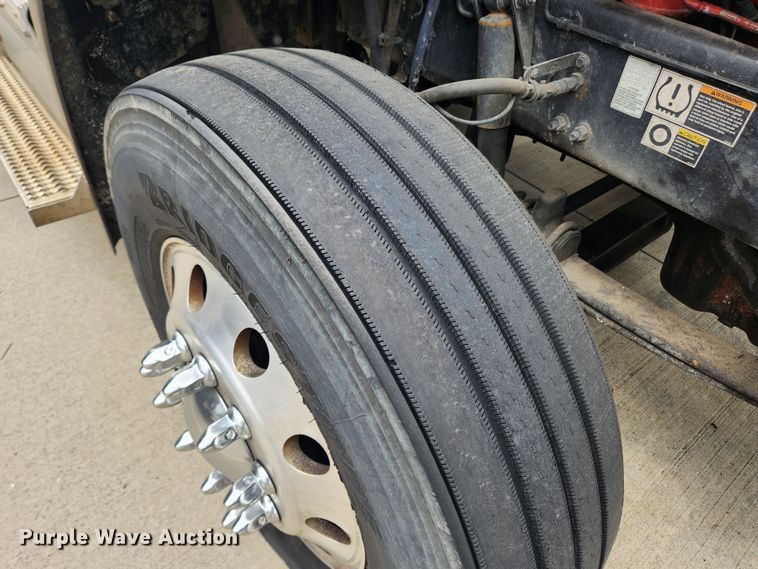 image for item LX9718 2015 Peterbilt 579  semi truck