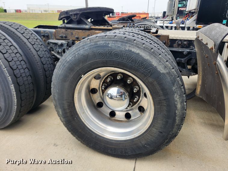 image for item LX9718 2015 Peterbilt 579  semi truck