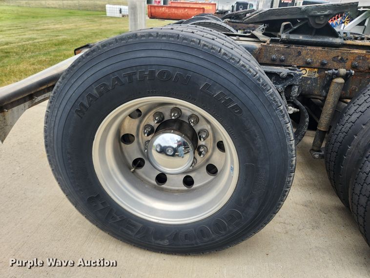 image for item LX9718 2015 Peterbilt 579  semi truck