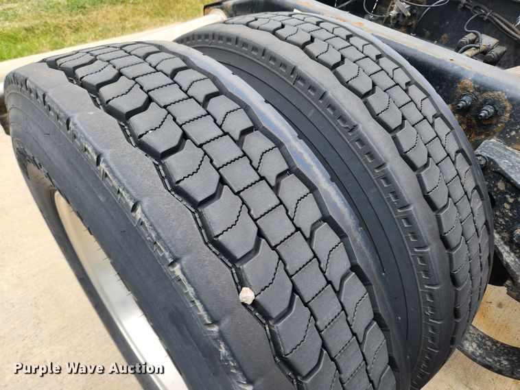 image for item LX9718 2015 Peterbilt 579  semi truck