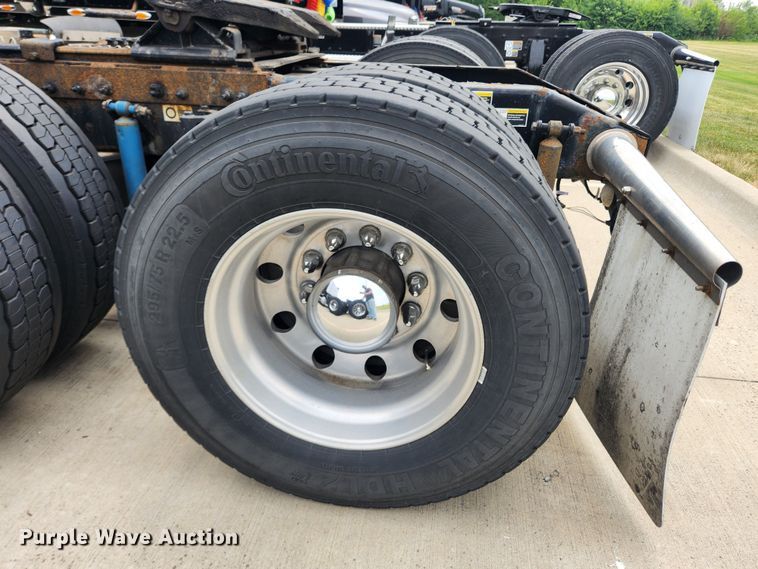 image for item LX9718 2015 Peterbilt 579  semi truck