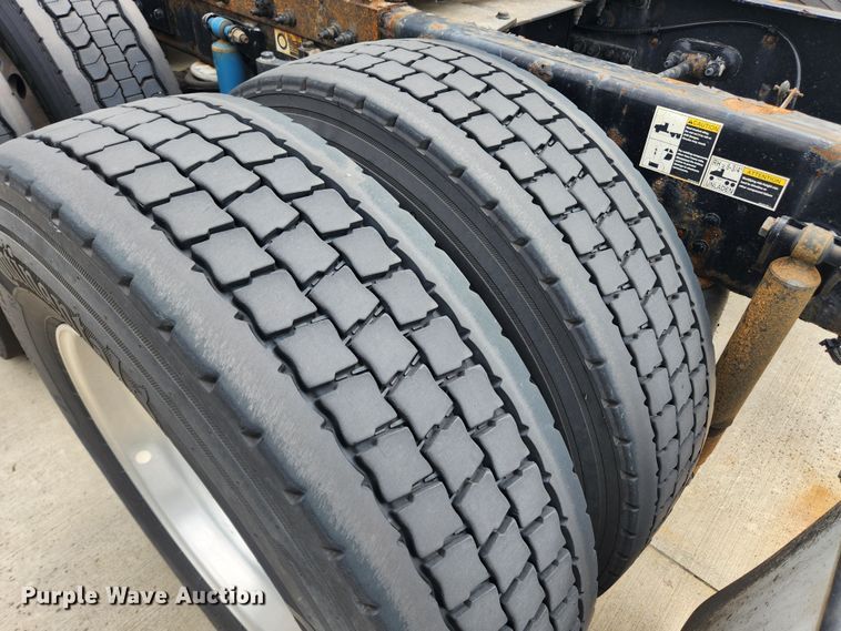 image for item LX9718 2015 Peterbilt 579  semi truck